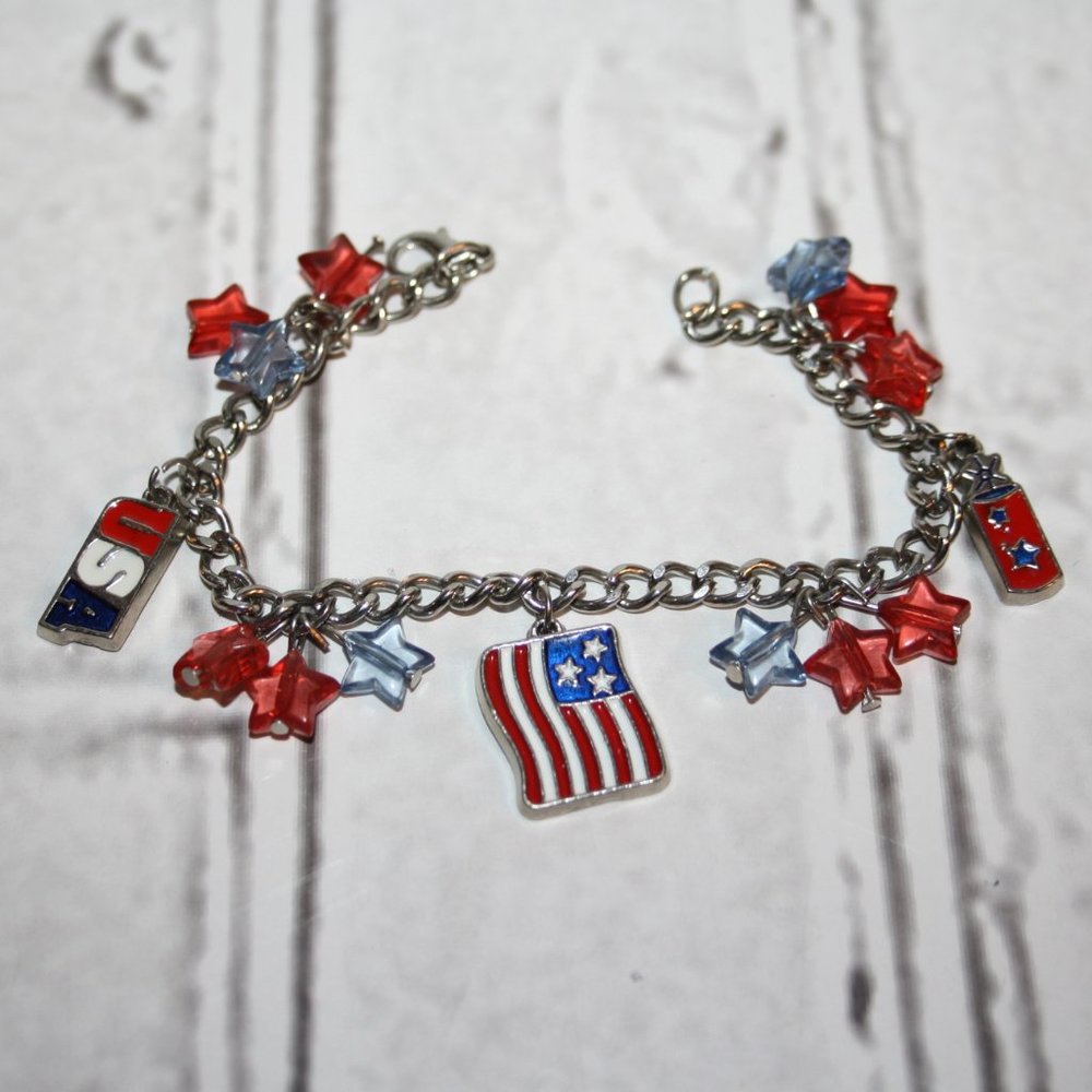 Beautiful silver Patriotic charm bracelet USA 7"